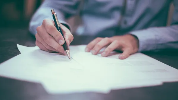 Seguridad jurídica al comprar vivienda en Galicia: registro, notario y cómo evitar fraudes